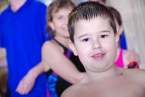 nager dans la piscine couverte photo