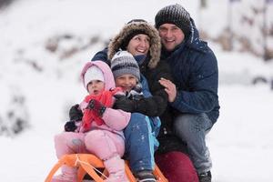 portrait de famille en vacances d'hiver photo