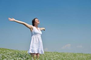 jeune femme heureuse dans un champ vert photo