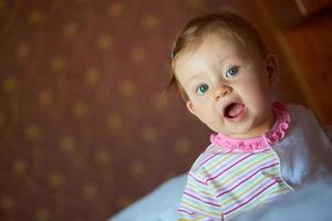 bébé jouant avec des jouets à la maison photo