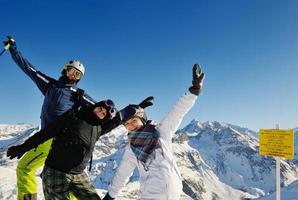 portrait d'hiver d'amis au ski photo