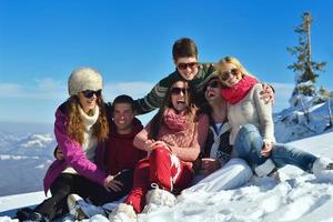 plaisirs d'hiver avec un groupe de jeunes photo