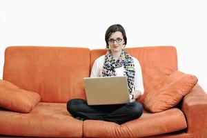 une jeune femme travaillant sur un ordinateur portable photo