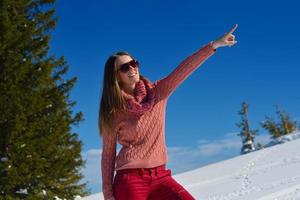 femme heureuse en hiver photo