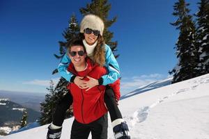 jeune couple, dans, hiver, neige, scène photo