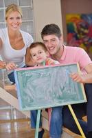 Famille s'appuyant sur la commission scolaire à la maison photo