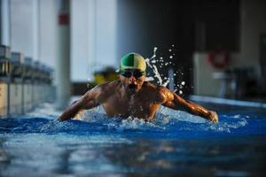 nageur en piscine photo