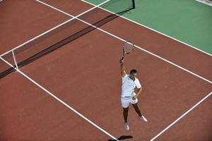 jeune homme jouer au tennis photo