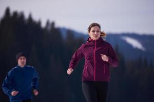 couple faisant du jogging dehors sur la neige photo