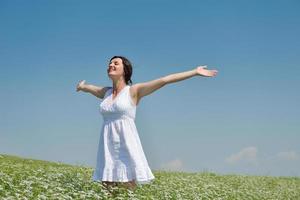 jeune femme heureuse dans un champ vert photo