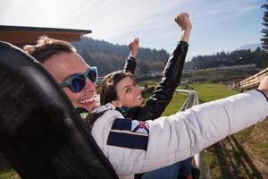 un couple aime conduire sur des montagnes russes alpines photo