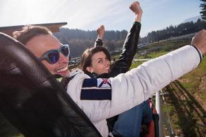 un couple aime conduire sur des montagnes russes alpines photo