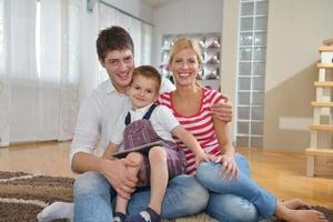 famille à la maison à l'aide d'une tablette photo