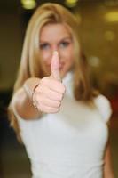 jeune femme à l'intérieur photo