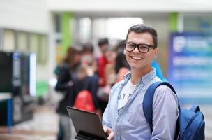 étudiant utilisant la technologie moderne à l'école photo