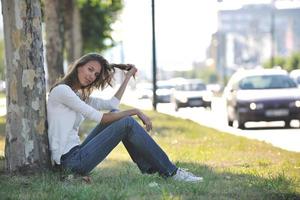 jeune femme s'amuser dans la rue photo