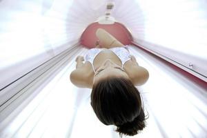 belle jeune femme bronzant au solarium photo