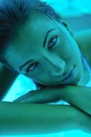 belle jeune femme bronzant au solarium photo