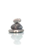 pierres .zen avec réflexion isolée photo