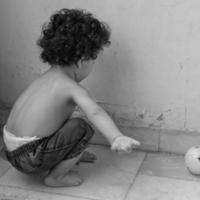 mignon petit garçon shivaay sapra sur le balcon de la maison pendant l'été, doux petit garçon photoshoot pendant la lumière du jour, petit garçon profitant à la maison pendant la séance photo - noir et blanc