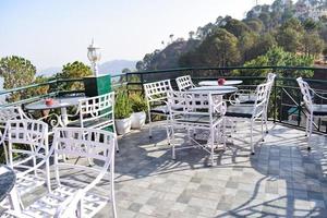 vue tôt le matin du restaurant moderne sur le toit à kasauli, himachal pradesh en inde, vue sur les collines de montagne depuis le restaurant en plein air à kasauli, restaurant sur le toit de kasauli photo