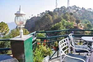 vue tôt le matin du restaurant moderne sur le toit à kasauli, himachal pradesh en inde, vue sur les collines de montagne depuis le restaurant en plein air à kasauli, restaurant sur le toit de kasauli photo