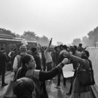 delhi, inde 25 décembre 2021 - delhi enseignants invités contractuels avec des affiches, des drapeaux et des graffitis protestant contre le gouvernement aap de delhi pour avoir fait de la politique, un enseignant de delhi protestant en noir et blanc photo