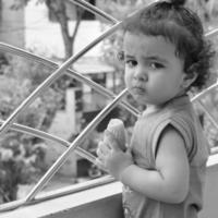 mignon petit garçon shivaay sapra sur le balcon de la maison pendant l'été, doux petit garçon photoshoot pendant la lumière du jour, petit garçon profitant à la maison pendant la séance photo - noir et blanc