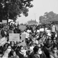 delhi, inde 25 décembre 2021 - delhi enseignants invités contractuels avec des affiches, des drapeaux et des graffitis protestant contre le gouvernement aap de delhi pour avoir fait de la politique, un enseignant de delhi protestant en noir et blanc photo