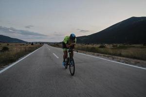 athlète de triathlon faisant du vélo photo