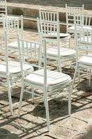 groupe de chaises blanches. photo