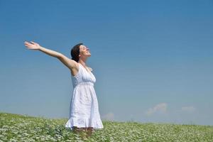 jeune femme heureuse dans un champ vert photo