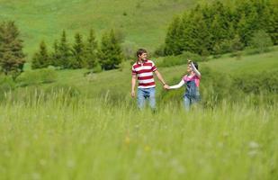 romantique jeune couple amoureux ensemble en plein air photo