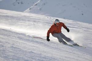 skier maintenant pendant la saison d'hiver photo