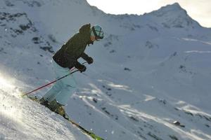 skier maintenant pendant la saison d'hiver photo