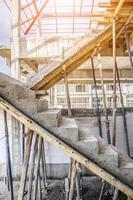 nouvelle construction de maison avec escalier en béton sur chantier photo