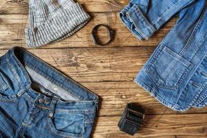 jeans vêtements et accessoires sur fond de bois marron photo