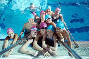 groupe d'enfants heureux à la piscine photo