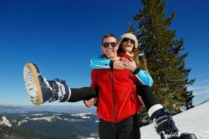 jeune couple en vacances d'hiver photo