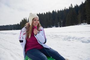 heureux jeune couple s'amusant sur un nouveau spectacle en vacances d'hiver photo