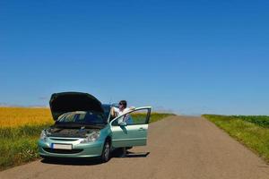 femme avec voiture cassée photo