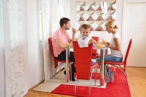 la famille prend un petit déjeuner sain à la maison photo