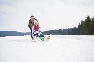 heureux jeune couple s'amusant sur un nouveau spectacle en vacances d'hiver photo