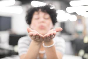 femme qui souffle dans les mains photo