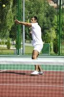 jeune homme jouer au tennis en plein air photo