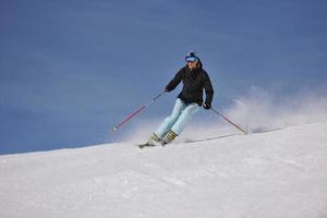 skier maintenant pendant la saison d'hiver photo