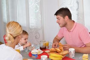 la famille prend un petit déjeuner sain à la maison photo