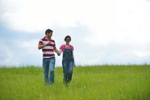 romantique jeune couple amoureux ensemble en plein air photo