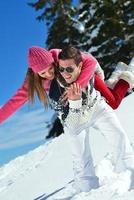 jeune couple, dans, hiver, neige, scène photo