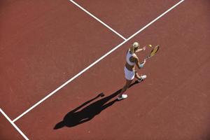 jeune femme jouer au tennis en plein air photo